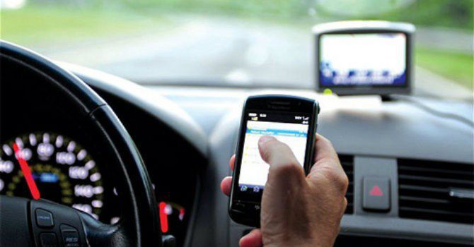 Mức phạt đối với tài xế vừa lái xe vừa sử dụng điện thoại trên đường cao tốc?