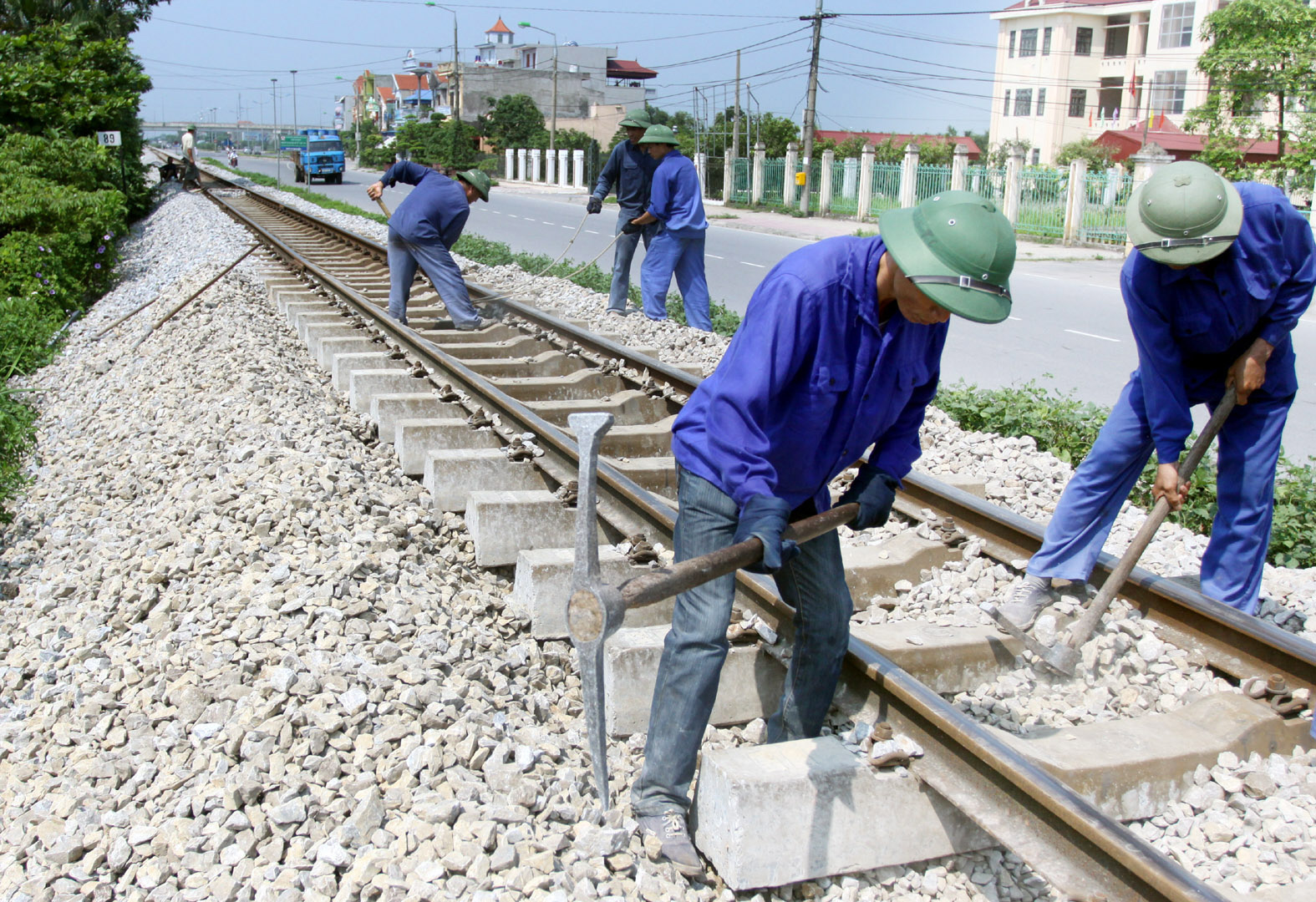 Việc xây dựng công trình thiết yếu trong phạm vi đất dành cho đường sắt được quy định như thế nào?
