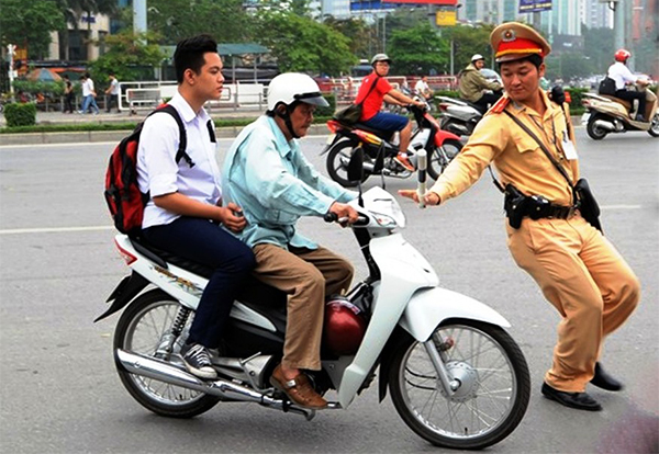 Người ngồi sau xe máy không đội mũ bảo hiểm bị phạt bao nhiêu?