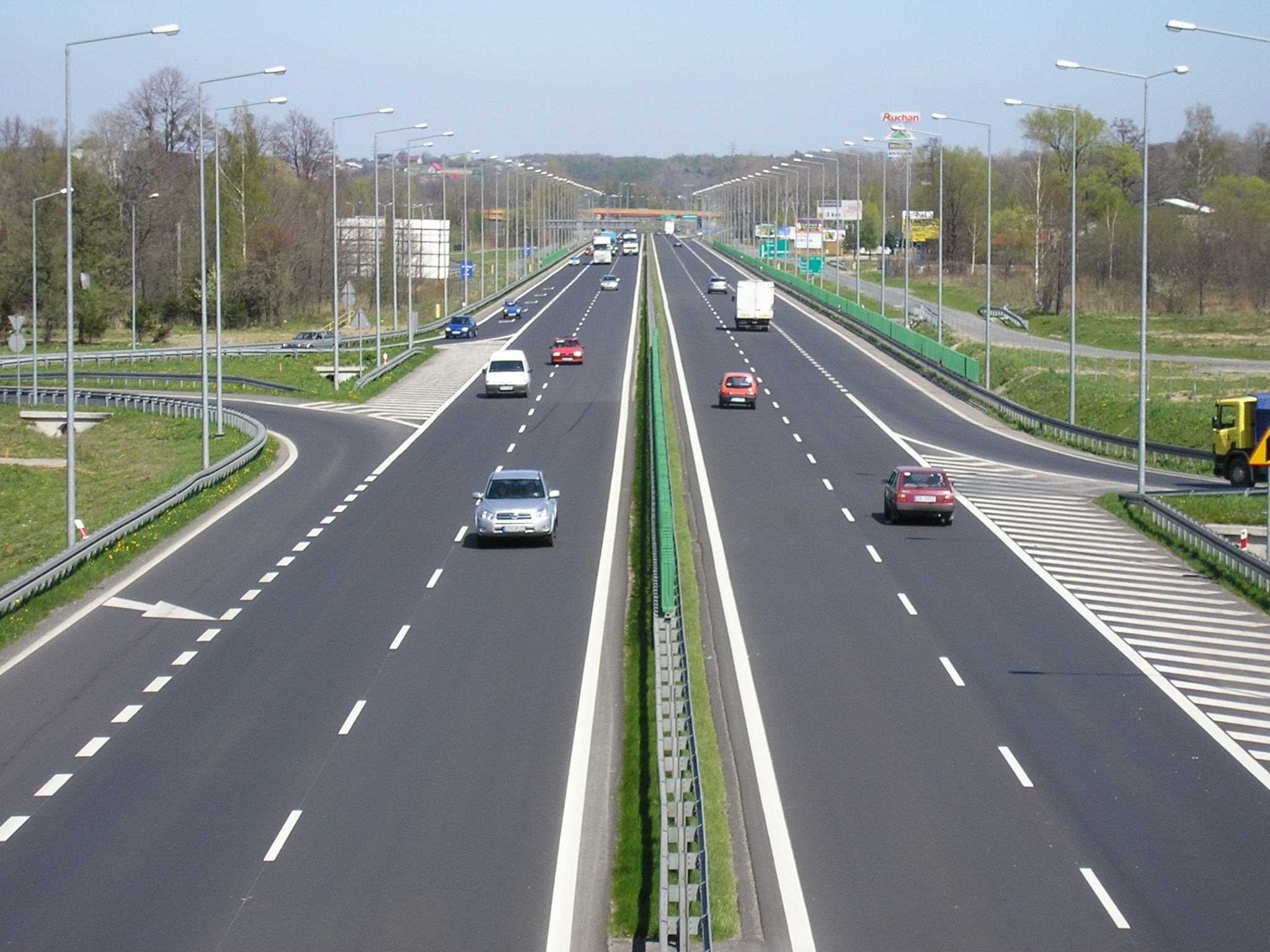 Điều kiện đặt dải phân cách cố định và di động trong giao thông đường bộ được quy định ra sao?