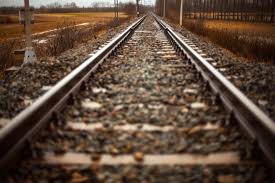 Hồ sơ đề nghị gia hạn giấy phép xây dựng công trình thiết yếu trong phạm vi đất dành cho đường sắt gồm những gì?