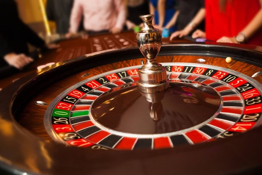 Quảng cáo kinh doanh casino không ghi rõ đối tượng được phép chơi có được không?