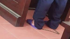 Phạm nhân nữ giam tại buồng kỷ luật có bị cùm chân không?