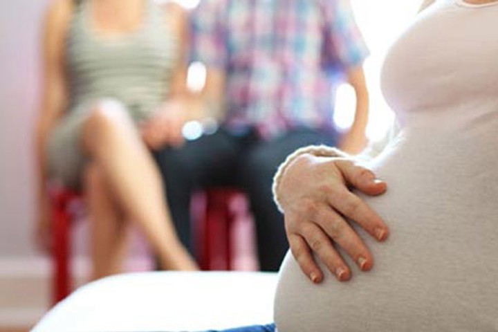 Mang thai hộ khi nào bị xử phạt hành chính, khi nào bị truy cứu trách nhiệm hình sự?