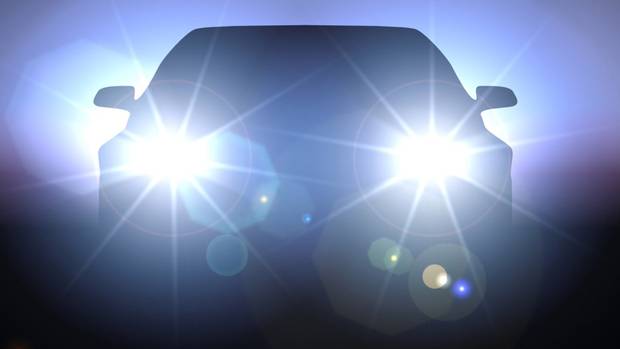 Sử dụng đèn chiếu xa khi tránh xe đi ngược chiều có bị giam bằng?