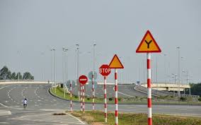 Báo hiệu đường bộ được quy định như thế nào trong khu vực cầu chung?