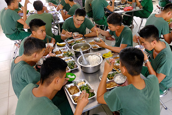 Đối tượng phục vụ biên chế tại bếp ăn trung tâm, đoàn, đội thể dục, thể thao Quân đội có được hưởng tiền ăn không?