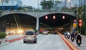 Điều khiển xe ô tô trong hầm đường bộ không bật đèn cốt sẽ bị xử phạt bao nhiêu?