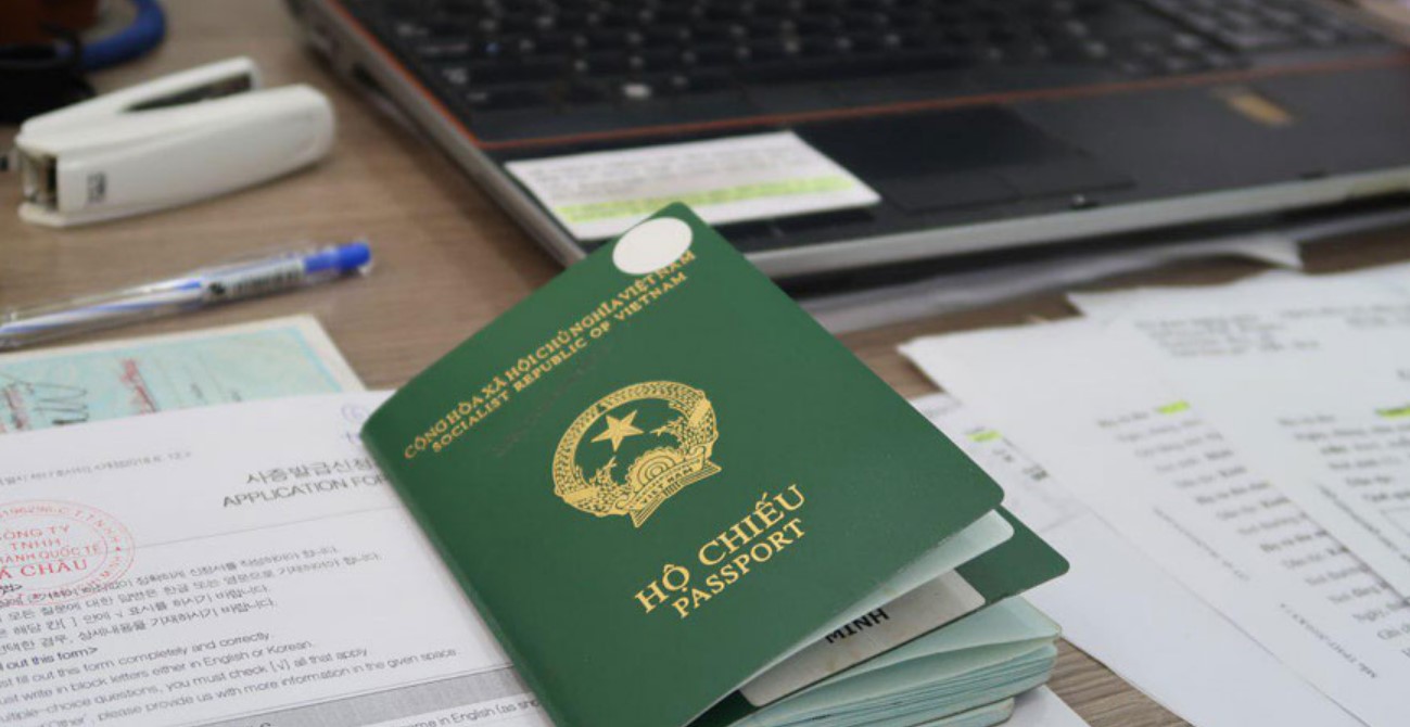 Người dân tộc thiểu số có thuộc trường hợp có được miễn lệ phí làm hộ chiếu hay không?