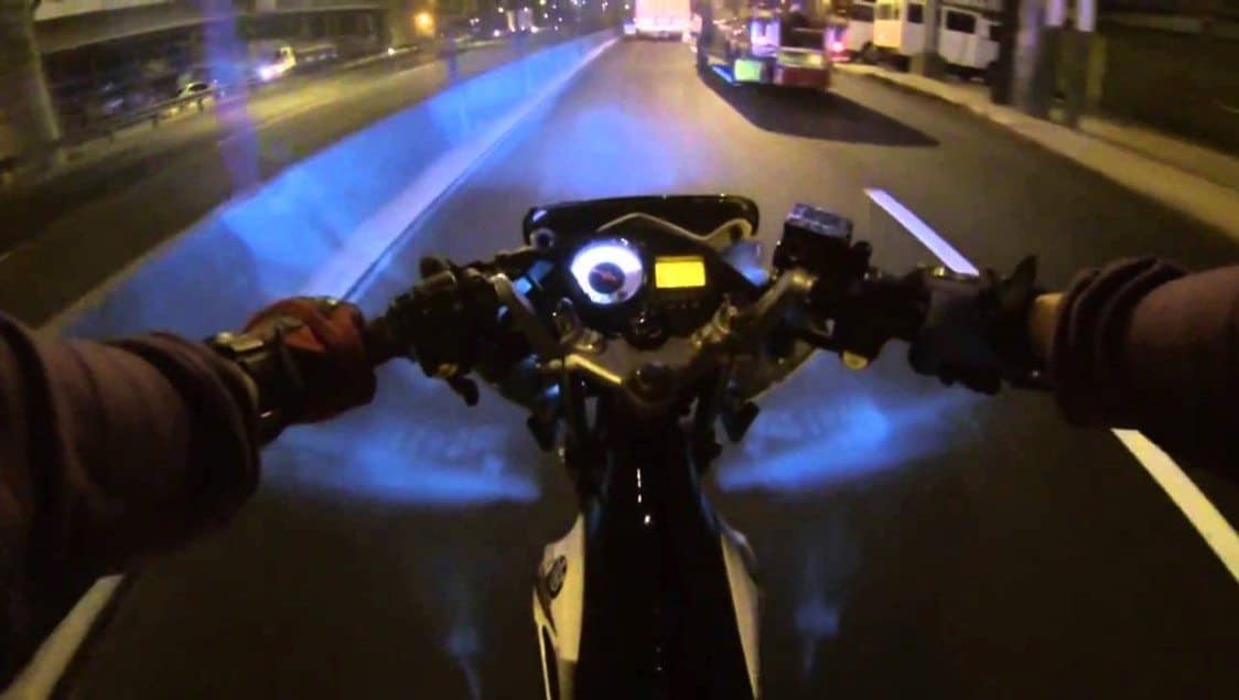 Xe máy không bật đèn xe vào ban đêm có bị phạt không?