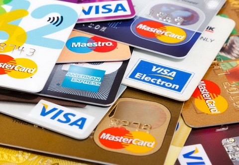 Phí dịch vụ thẻ ngân hàng được quy định như thế nào?