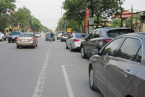 Phạt dừng xe và đỗ xe không sát lề đường khác nhau thế nào?