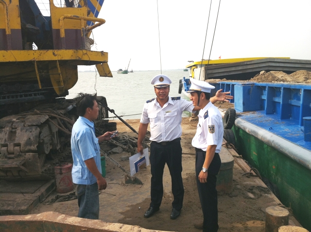 Trang phục khi trực ca trên tàu biển Việt Nam được quy định như thế nào?