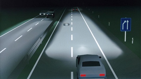 Dùng đèn chiếu xa để tránh xe đi ngược chiều có bị xử phạt hay không?