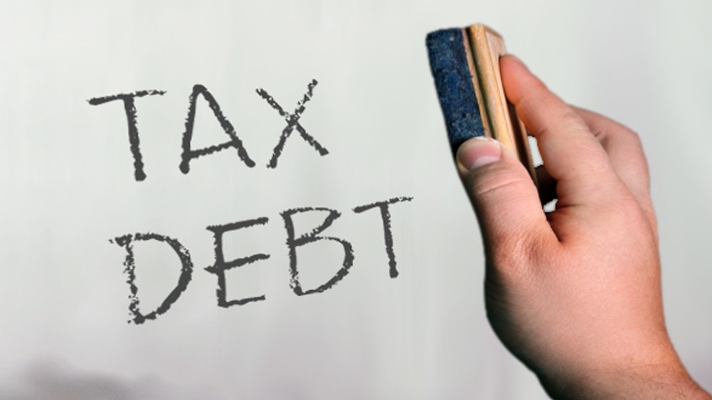 In Vietnam, how is the number and amount of installment payment of tax debt regulated?