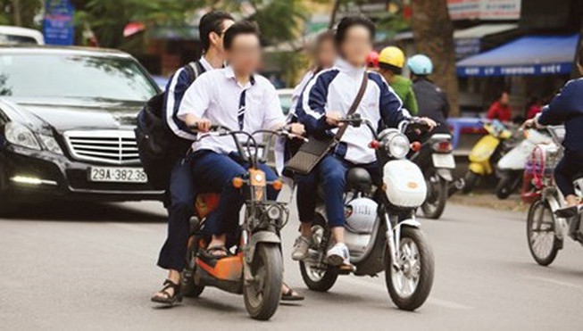 Người ngồi trên xe máy không đội mũ bảo hiểm có bị phạt không?