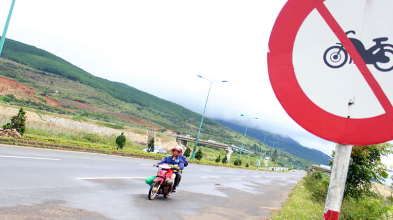 Mức phạt khi điều khiển xe máy đi vào đường cấm