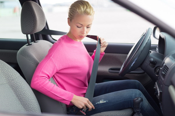 Người ngồi ghế sau xe ô tô không thắt dây an toàn có bị phạt?