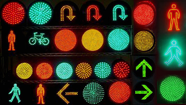 Ý nghĩa của đèn phụ hình mũi tên tín hiệu giao thông được quy định ra sao?
