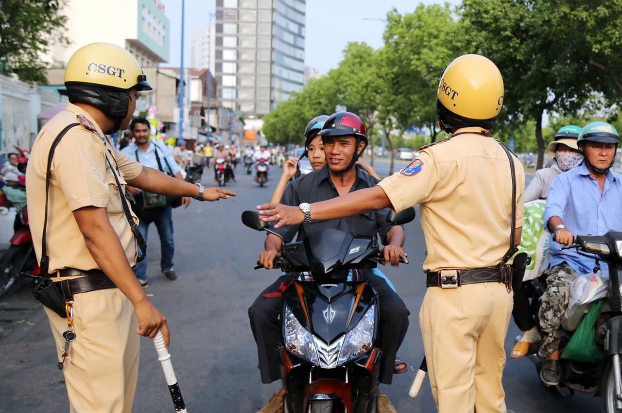 Cảnh sát giao thông phạt 150.000 đồng lỗi chạy xe máy dùng ô khi trời nắng có đúng quy định không?