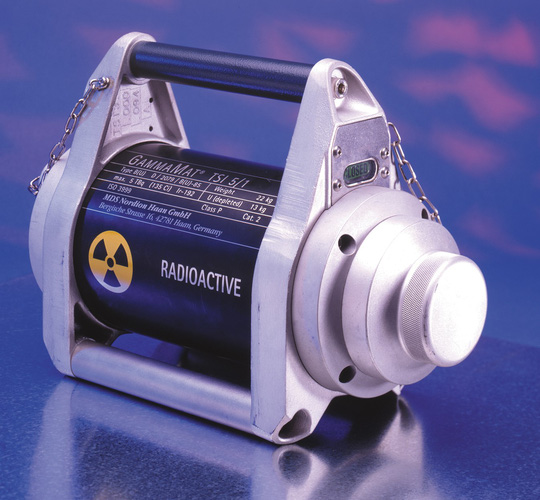 Sử dụng nguồn phóng xạ đặt cố định và nguồn phóng xạ sử dụng trong xạ trị áp sát liều cao/trung bình mức an ninh B thế nào?