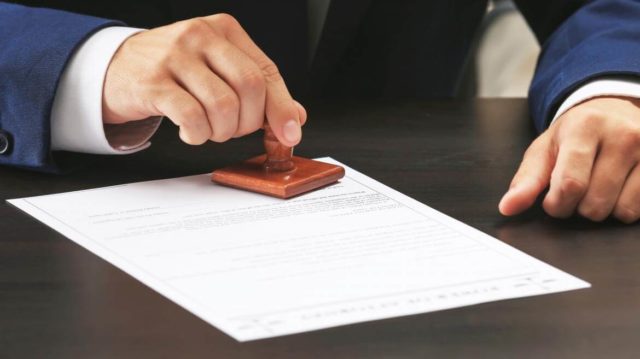Công chứng viên được ký kết hợp đồng làm việc với các doanh nghiệp không?