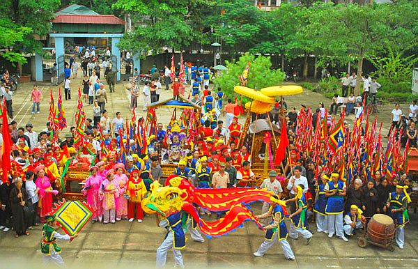 Nhà nước tạo điều kiện duy trì và phát huy giá trị văn hóa của lễ hội truyền thống trước năm 2010 bằng biện pháp gì?